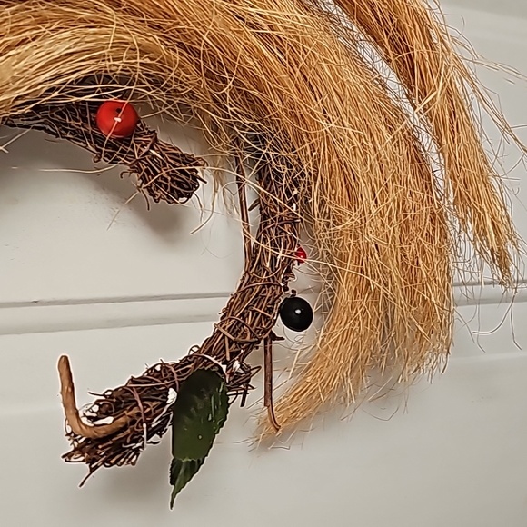 Santa Crescent Moon Shaped Wreath - Picture 3 of 4